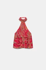 Top rojo con estampado estilo paisley, diseño de cuello halter con lazo, espalda descubierta y detalles de volantes en capas en el frente.