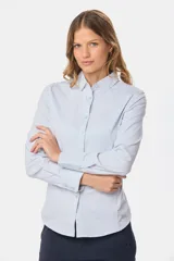 Camisa de manga larga entallada, confeccionada en una mezcla de algodón con spandex. Presenta cuello clásico, cierre frontal con botones al tono y puños abotonados.