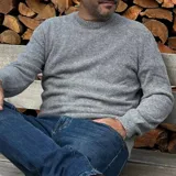 Sweater gris de corte clásico, cuello redondo y tejido liviano de baby alpaca.