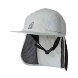 Gorro de surf Rip Curl color gris, con visera plana, solapa protectora para el cuello y barbiquejo ajustable.