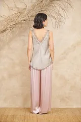 Musculosa color gris claro con escote en V y detalles de encaje en el escote y ruedo.