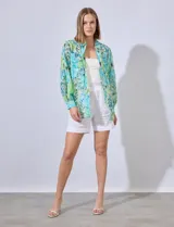 Camisa de gasa bordada, marca Ruby Rd. Cuello con solapa y abertura central con botones. Delantera con bolsillos aplicados.