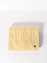 Bufanda rectangular color amarillo claro, tejida en punto trenzado.