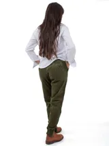 Pantalón de pana color bordó, de tiro alto y corte recto, con bolsillos delanteros y traseros.