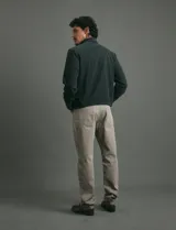 Pantalón de algodón sarga con elastano, diseño de cinco bolsillos con cierre de botón metálico y bolsillos traseros de parche.