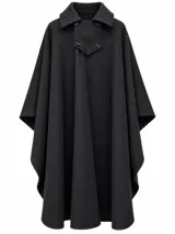 Poncho negro de paño impermeable, con cuello camisero y solapa frontal abotonada.