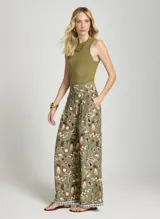 Pantalón estampado Le Lis Blanc, de corte ancho y relajado, confeccionado en tono verde militar con diseño gráfico de inspiración veraniega y tropical, con cierre frontal y bolsillos laterales.