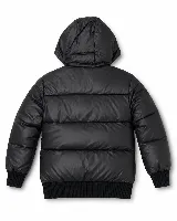 Campera puffer larga con capucha, confeccionada en poliéster con acabado efecto cuero. Presenta cierre frontal con botones a presión, cuello alto y bolsillos laterales con cierre.