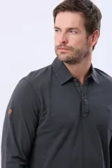 Remera polo de manga larga confeccionada en tejido piqué de algodón. Presenta cuello clásico, cierre frontal con botones y logo bordado en el pecho.