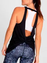Musculosa deportiva negra con espalda rebajada y cuello redondo, confeccionada en tejido de secado rápido con calce regular.