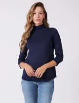 Buzo azul marino de tejido acanalado, con cuello alto tipo mock neck y mangas tres cuartos.