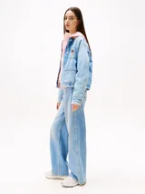 Zapatillas Tommy Jeans de estilo running, color gris con detalles en rosa y blanco. Confeccionadas en ante, poliéster y goma, con suela gruesa de tacos.