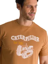 Remera marrón Caterpillar de manga corta y cuello redondo, con estampa frontal gráfica y de texto en color blanco.
