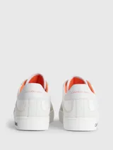 Zapatillas urbanas Calvin Klein Jeans, modelo Classic Cupsole, de color blanco con detalles en beige y forro interior en color naranja. Presentan logo de la marca en la mediasuela, el tobillo y el lateral.