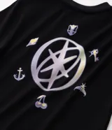 Remera negra de algodón con elastano, de corte ajustado, cuello redondo y mangas cortas. Presenta estampa frontal con la inscripción "KATSEYE" y pequeños símbolos gráficos en tono claro.