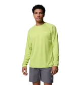 Remera de manga larga Columbia PFG Solar Stream LS color verde lima, confeccionada con tecnología Omni-Wick y Omni-Shade para protección solar y absorción de humedad. Cuenta con cuello redondo y el logo de la marca estampado en el pecho.