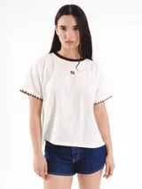 Remera de algodón azul marino, con cuello redondo y detalles en color blanco. Presenta mangas cortas con terminación bordada a contratono y logo bordado pequeño en el frente.
