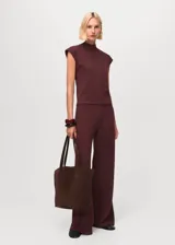 Pantalon de punto de tiro medio con diseño recto y largo, confeccionado con cintura elástica sin cierre.