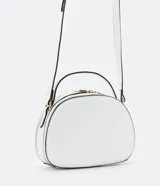 Bolso pequeño de cuero sintético blanco, con forma redondeada, correa larga ajustable y cierre de cremallera.