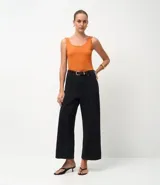 Blusa musculosa básica de poliamida, con escote en U y breteles anchos. Presenta un diseño liso y entallado.