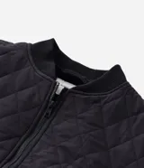 Campera masculina de corte regular, confeccionada en poliéster con acabado capitoneado texturizado en rombos. Presenta cierre frontal con cremallera, cuello redondo y puños con terminación en rib.