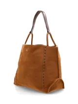 Cartera shopper amplia de gamuza color camel con costuras decorativas y asas de hombro de cuero a contratono.