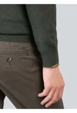 Sweater de punto color azul marino, con cuello alto y cierre frontal parcial de botones. Presenta puños y ruedo acanalados.