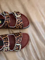 Sandalias de cuero con estampado animal print, suela birkin y plantilla de cuero.