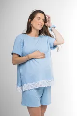 Pijama maternal de algodón gris con textura acanalada, compuesto por una remera de manga corta con broches laterales para facilitar la lactancia y detalle de puntilla blanca en el ruedo, y un short a juego con cintura ajustable.