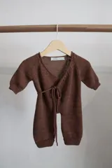 Enterito tejido artesanalmente en hilado 70% algodón y 30% acrílico, color marrón.