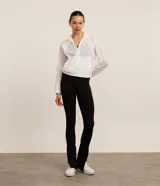 Campera rompevientos deportiva Get Over de poliamida blanca, con capucha, cierre frontal de cremallera y puños y cintura ajustados.