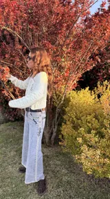 Saco tejido de punto color blanco marfil, con cuello redondo, cierre frontal con botones y bordados florales en el frente.