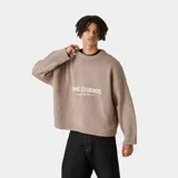 Suéter de punto grueso color marrón topo, con corte relajado y ligeramente corto. Presenta cuello redondo y puños acanalados, con el logo de la marca y la frase 'curated by ben ice' en jacquard blanco en el frente.