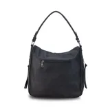 Cartera tipo hobo de cuero sintético color rojo ladrillo, con correa de hombro ajustable. Tiene cierre superior con solapa y broche magnético, bolsillo frontal con cierre, bolsillos laterales con cierre y múltiples bolsillos internos.