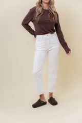 Pantalón de jean negro, corte recto, tiro medio-alto y largo al tobillo.