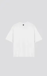 Remera oversize de algodón premium color blanco, con cuello redondo y hombros caídos.