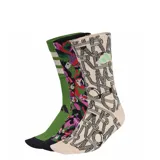 Pack de tres pares de medias de caña media Adidas, con diseños variados que incluyen rayas verdes, estampado floral multicolor y diseño gráfico con logo de la marca en tonos crema y negro.