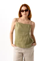 Top sin mangas color verde oliva, de lino, con breteles finos regulables, escote recto y cierre lateral.