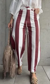 Jean barrel de tiro medio, con diseño de rayas verticales en color rojo y blanco, confeccionado en denim sin elastano.