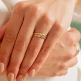 Anillo de oro blanco 18k con un brillante engarzado.