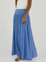 Pollera larga de corte amplio y fluido, con cintura ancha y diseño plisado. Confeccionada en tela liviana con caída natural.
