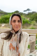 Pañuelo cuadrado de seda con estampado botánico en tonos beige y naranja. Bordes cosidos a mano.