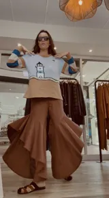 Pantalón de jean con corte acampanado y volados extremos en la parte inferior, diseño amplio y cómodo.