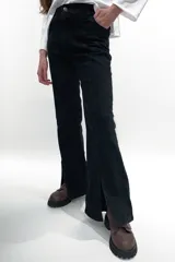 Jean negro de corte wide leg con tajo frontal y tiro medio alto.