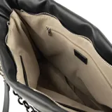 Cartera tipo shopper color negro, confeccionada en símil cuero con textura suave. Posee doble asa de hombro con cadena plateada, cierre superior y herrajes plateados. El interior está forrado en tela de algodón y poliéster, con un bolsillo con cierre y dos bolsillos abiertos.