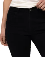 Pantalón denim skinny color negro, de corte ajustado, con diseño elasticado y bolsillos frontales y traseros.
