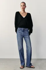 Jeans de tiro alto, pernera recta y larga, estilo clásico con cinco bolsillos, cierre frontal con cremallera y botón metálico.