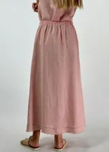 Pollera larga color beige de lino con elástico en la cintura.