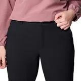Pantalón Columbia Leslie Falls Pant II de color negro, corte recto y cintura media. Diseñado con tecnologías Omni-Shield y Omni-Shade UPF 50, cuenta con bolsillos funcionales y rodillas articuladas.