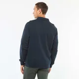 Buzo de manga larga color azul marino, con cuello tipo polo y tapeta de dos botones. Presenta un bolsillo de parche en el pecho.